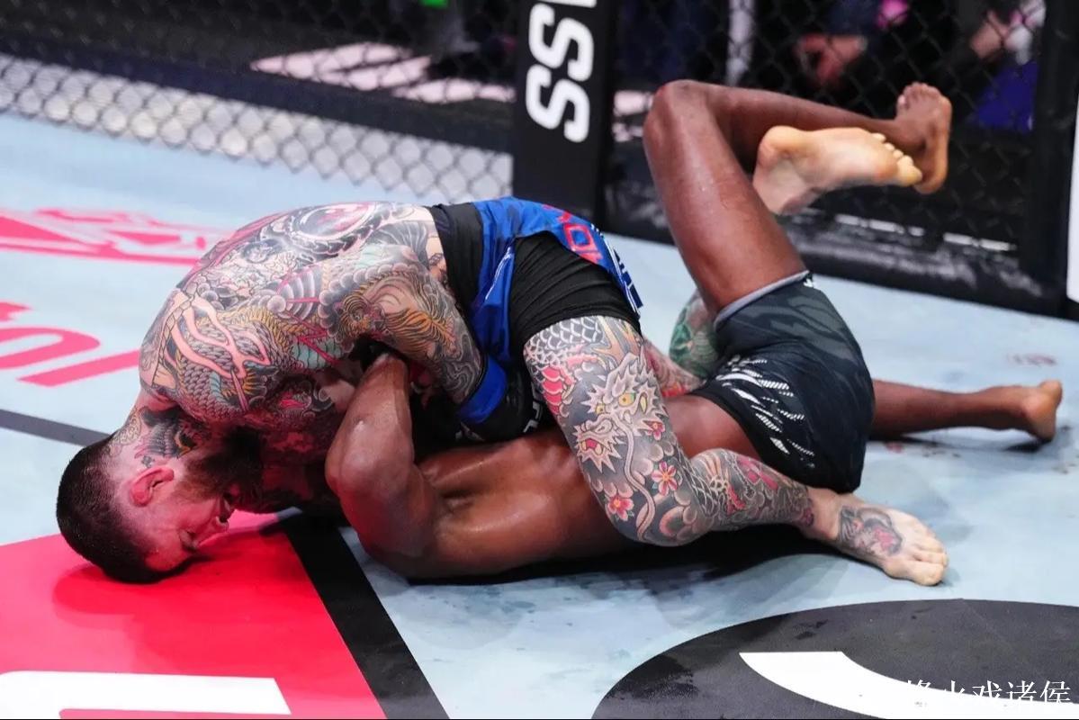 纹身再多也难挡拳力!混混直播挑战职业拳手,惨遭实力碾压! 纹身再多也难挡拳力!混混直播挑战职业拳手,惨遭实力碾压!